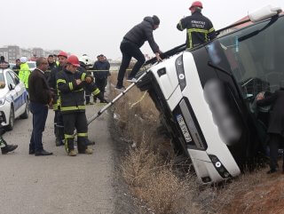 Kırıkkale'de otobüs şarmapole devrildi: 7 yaralı