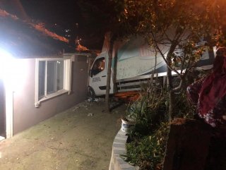 Sakarya'da kamyonet eve girdi