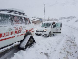 Kayseri'de kar engeli paletli araçlarla aşıldı