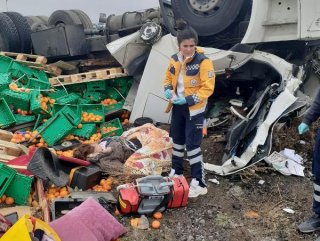 Sürücüsünün kontrolünü kaybettiği tır devrildi: 2 ölü