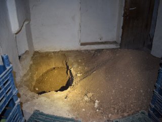 Kiraladıkları evde define arayan şüpheliler kaçtı