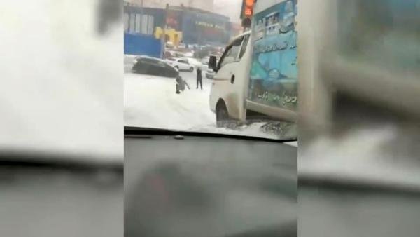Ayağı kayan kadın, kamyonetin altında kalıyordu #1