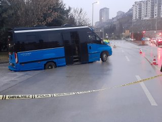 Ankara'da içi dolu dolmuş, çöken yolun içine düştü