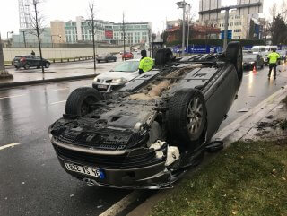 Sarıyer’de otomobil takla attı: 1 yaralı