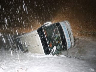 Erzincan'da yolcu otobüsü devrildi