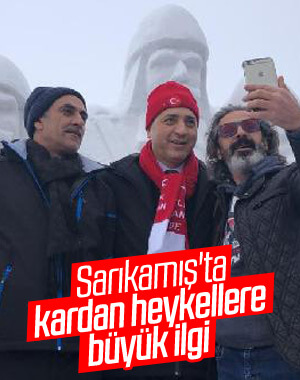 Şehit Mehmetçiklerin kardan heykellerine yoğun ilgi