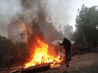 Şili'de kiliseyi yakan göstericilere, polis müdahale etti