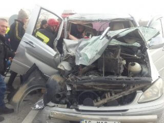 Konya'da minibüs tıra çarptı: 5 yaralı