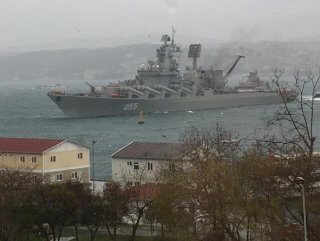 İstanbul Boğazı'nda Rus savaş gemisi kıyıya sürüklendi