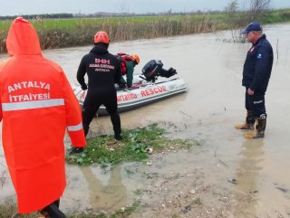 Antalya'da sele kapılan çobanı AFAD kurtardı