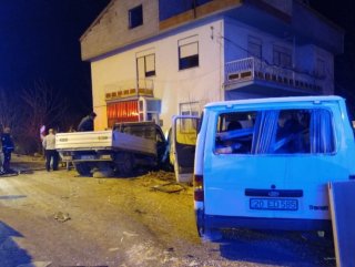 Minibüsle çarpıştı, savrularak evin balkonuna girdi