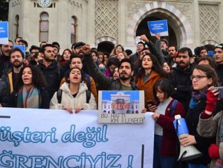 İstanbul Üniversitesi öğrencilerini darbeden polis uzaklaştırıldı