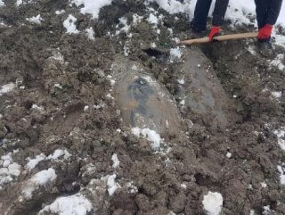 Lice'de, toprağa gömülü 162 kilo esrar ele geçirildi