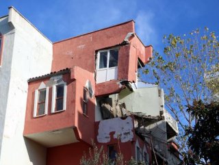 Antalya'da 4 katlı binanın 2 katı yıkıldı