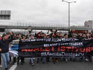 TEM Otoyolu'nda 100 kişilik grup trafiği kapattı