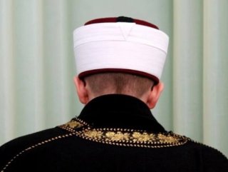 İmam ve müezzin birbirinin kulağını ısırdı