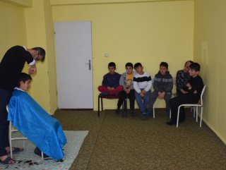 Köy okulunun hem öğretmeni hem de kuaförü