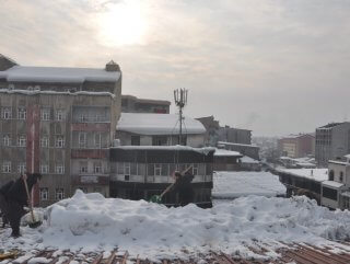 Hakkari'de çatı temizlemek ekmek kapısı oldu