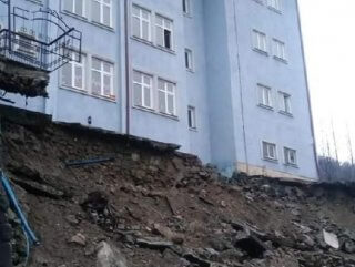 Trabzon'da okulun istinat duvarı çöktü