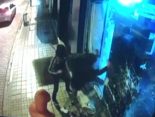 Bursa'da kar maskeli hırsızlar, camı kırıp telefon çaldı