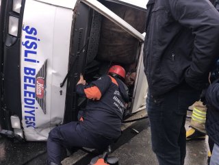 Kağıthane'de su tankeri devrildi: 2 yaralı