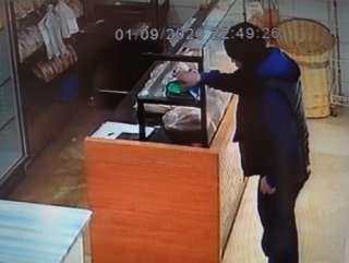 2 gün bedava ekmek istedi, sonra sadaka kutusunu çaldı