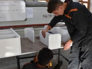 Niğde'de öğrenciler hem okuyor hem para kazanıyor