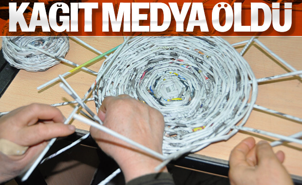 Atık gazeteler, kapı süsü oldu