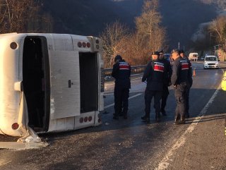 Zonguldak'ta işçi servisi devrildi: 7 yaralı