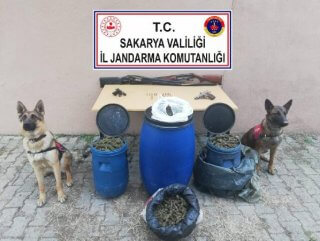 Sakarya'da toprağa gömülü bidonlardan uyuşturucu çıktı