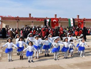 Suriye'nin kuzeyindeki okullarda karne heyecanı yaşandı
