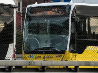 Okmeydanı durağında metrobüs kazası
