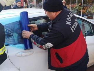 Kocaeli'de bebek, otomobilde mahsur kaldı