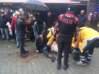 Yaşlı karı kocaya çarptı, ambulans gelene kadar bekledi