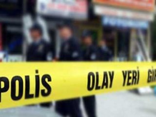 Anneyi oğlunun yanında öldüren sevgili aranıyor