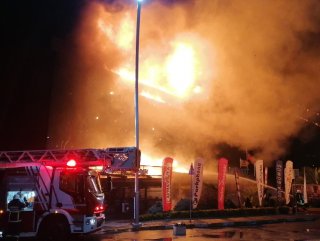 Kocaeli'de bir AVM'nin çatısı alev aldı