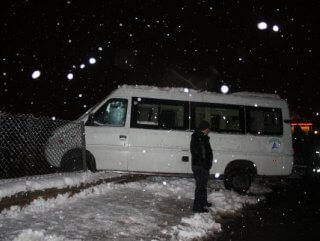Seyir halindeki minibüsün sürücüsü kalp krizi geçirdi