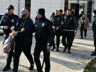 Otel odasında uyuşturucu haplarla yakalandılar