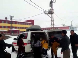 Siirt'te karla kapanan yolda doğum yapan kadına yardım