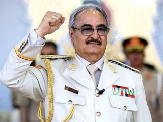 Hafter: Trablus'a girecek sivil uçakları vururuz