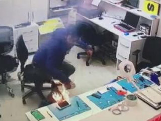 Cep telefonunu tamir ederken bataryası patladı