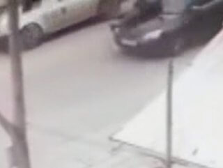 Sağına ve soluna bakmadan yola çıktı, otomobil çarptı