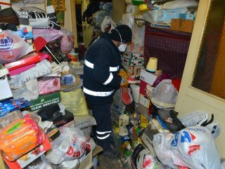 Bursa'da yaşlı kadının evinden 13 ton çöp çıktı