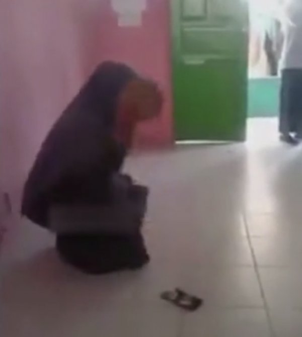 Endonezya'da sınıf içinde akıllı telefonu kıran öğretmen
