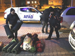 Deprem bölgesine 1689 çadır, 1656 yatak sevk edildi