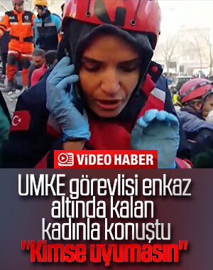 UMKE görevlisinin enkaz altındaki bir kadınla konuşması