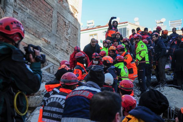 Elazığ da yaşlı kadın 13 saat sonra kurtarıldı #1