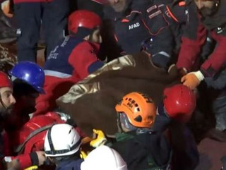 Birer saat arayla iki kadın enkazdan sağ çıkarıldı