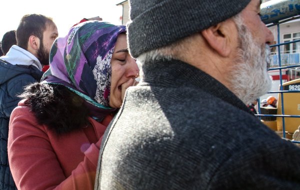 Evinin yıkılışını gözyaşlarıyla izledi #1