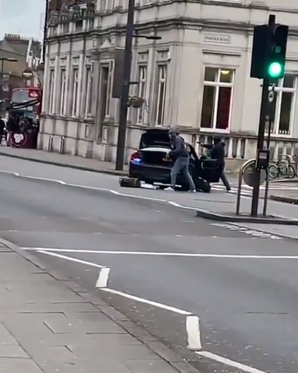 Londra da bıçaklı saldırı #1